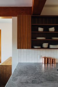 keukenwerblad in natuursteen met houten kasten