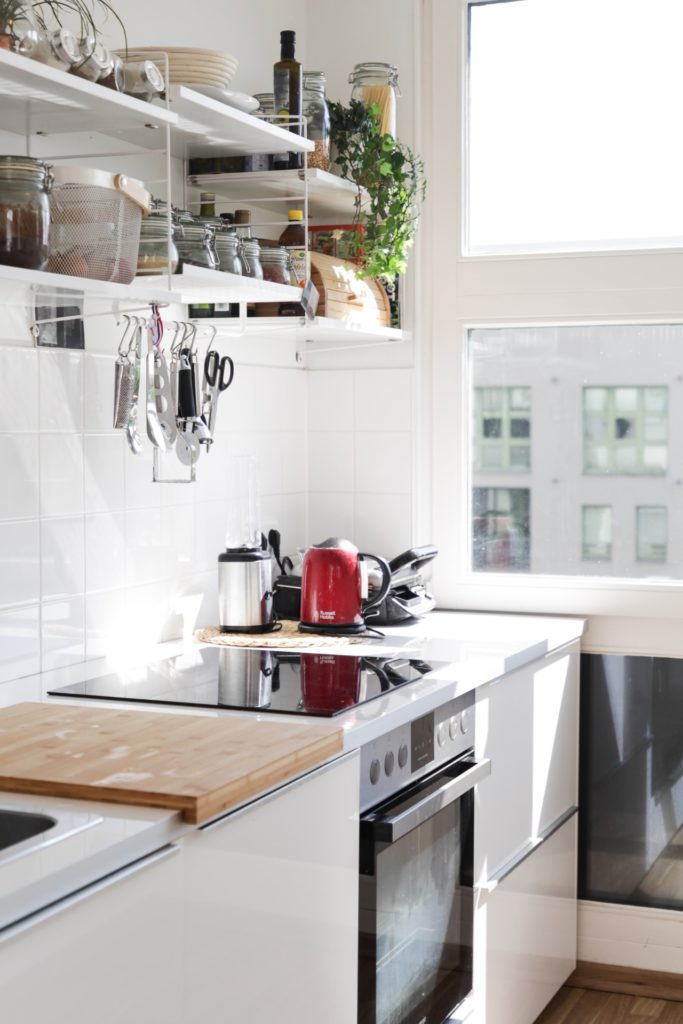 witte keuken met wandplanken - kleine keuken