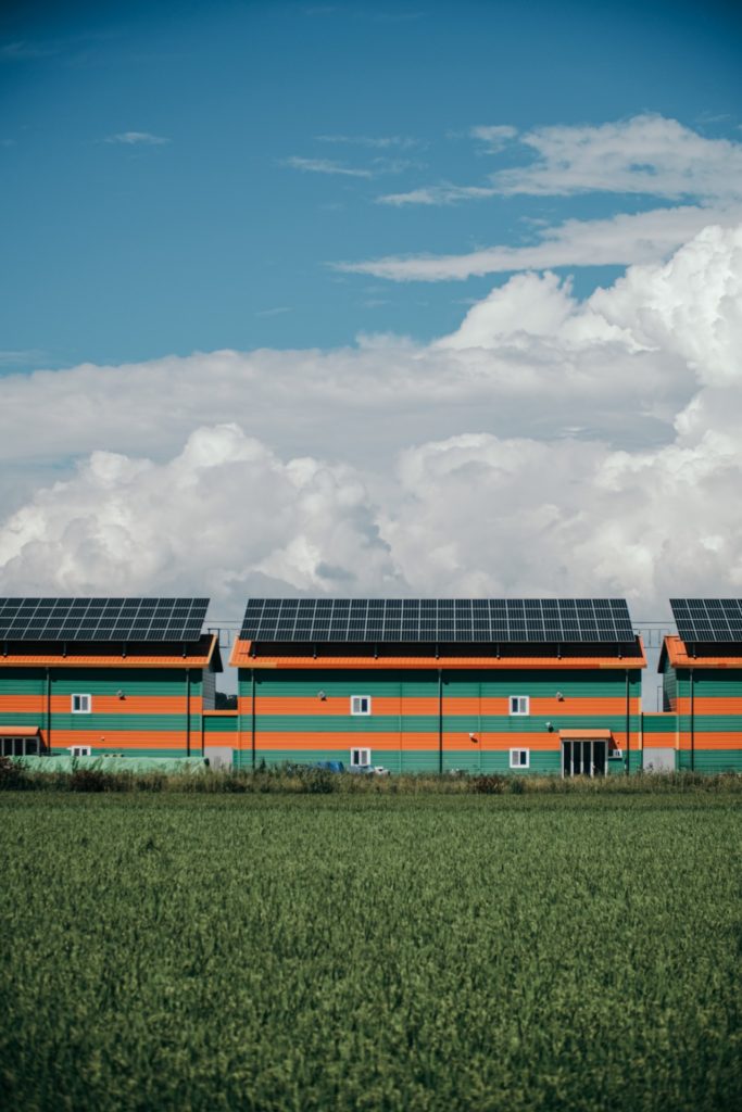 epc verbeteren - huizen met zonnepanelen in groen veld