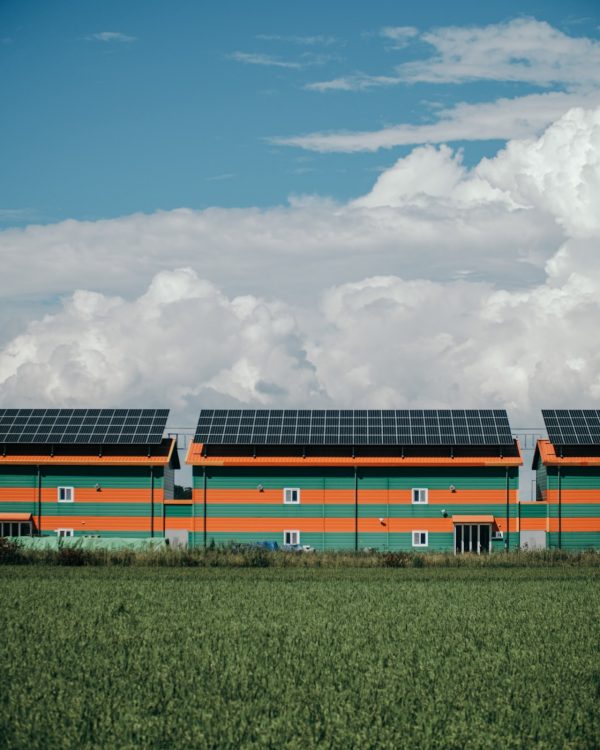 epc verbeteren - huizen met zonnepanelen in groen veld
