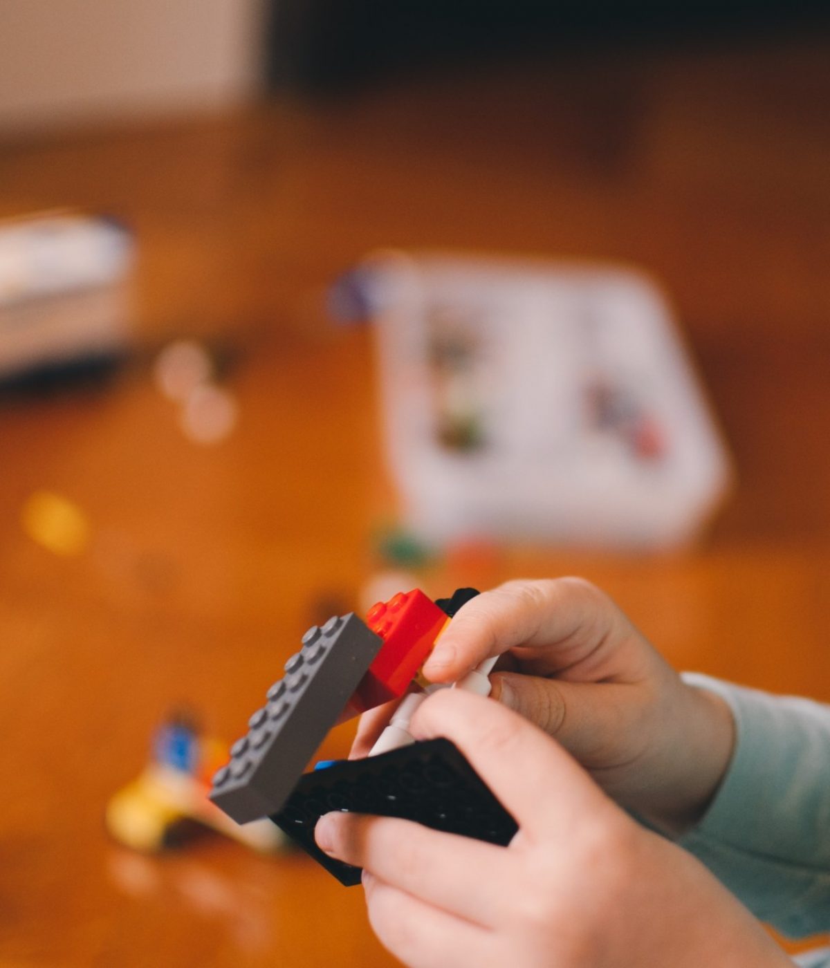 kinderopvang kind speelt met lego